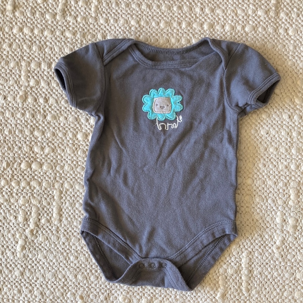 Baby by bon bebé Short Sleeve Onsie Size Large 6-9 month Gray